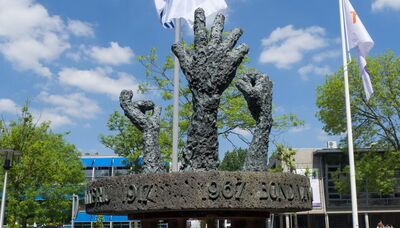 VEEL KAN ONS GESTOLEN WORDEN | brons | ca 70x70x70cm